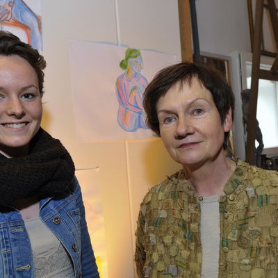 Bild vergrößern: Die Dringenberger Künstlerin Renate Ortner mit ihrer Elevin, 2014